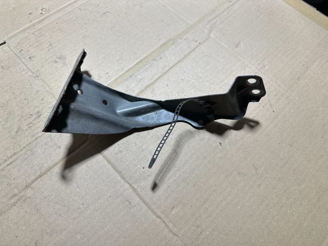 bontott AUDI A4 B7 Bal Sárvédő Oldaltartó