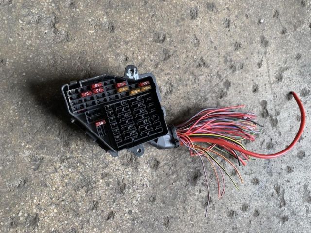 bontott AUDI A4 B7 Biztosítéktábla Utastér