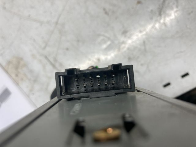 bontott AUDI A4 B7 CD / DVD Tár