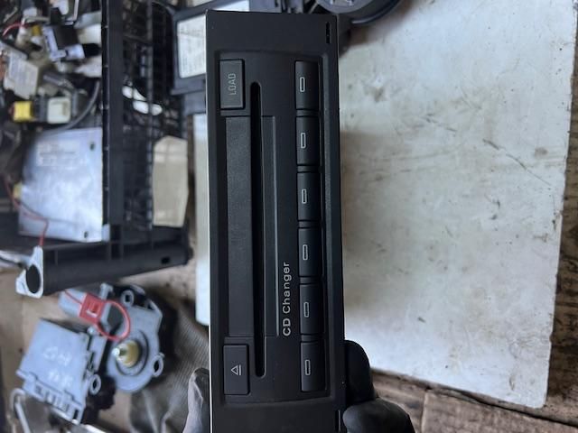 bontott AUDI A4 B7 CD / DVD Tár