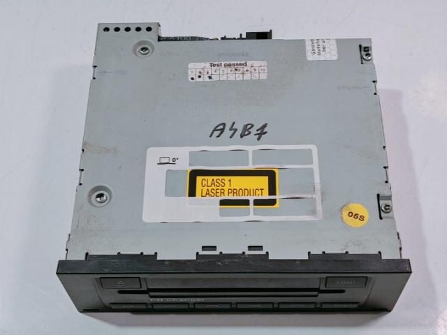 bontott AUDI A4 B7 CD / DVD Tár