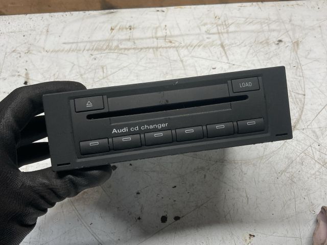 bontott AUDI A4 B7 CD / DVD Tár