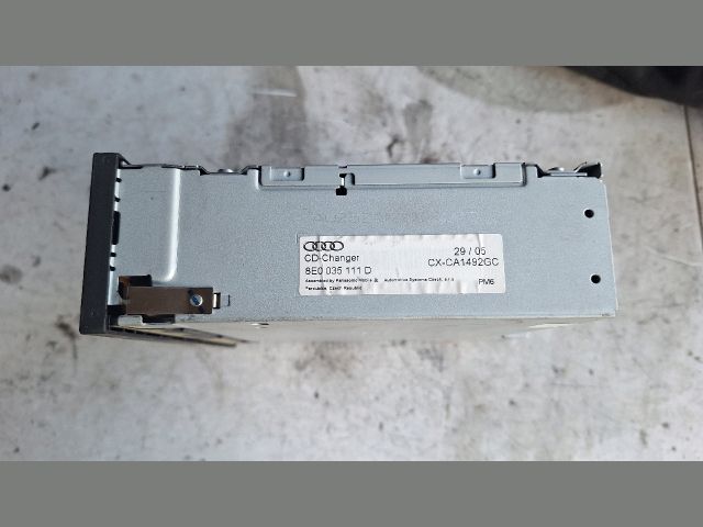 bontott AUDI A4 B7 CD / DVD Tár