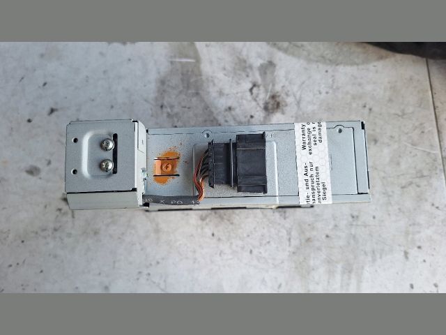 bontott AUDI A4 B7 CD / DVD Tár