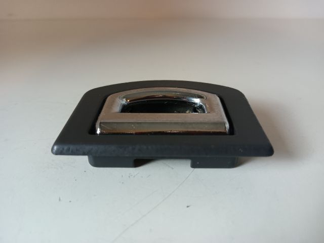 bontott AUDI A4 B7 Csomagrögzítő