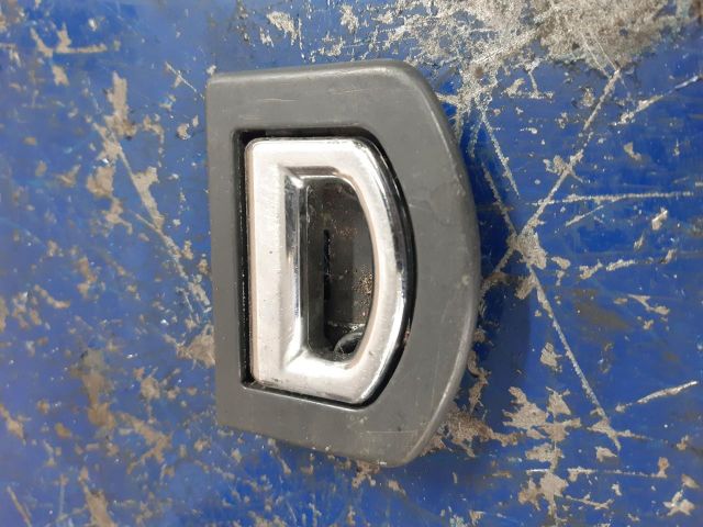 bontott AUDI A4 B7 Csomagrögzítő