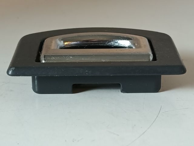 bontott AUDI A4 B7 Csomagrögzítő