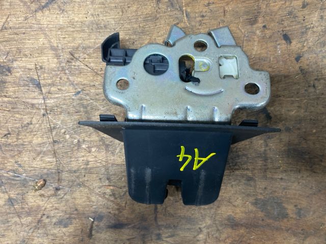 bontott AUDI A4 B7 Csomagtérajtó Zárszerkezet