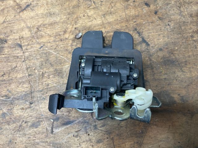 bontott AUDI A4 B7 Csomagtérajtó Zárszerkezet