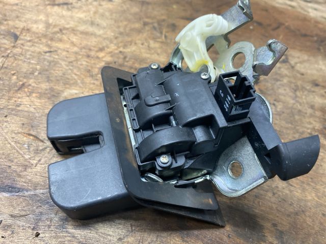 bontott AUDI A4 B7 Csomagtérajtó Zárszerkezet