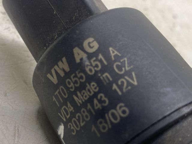 bontott AUDI A4 B7 Első Ablakmosó Szivattyú