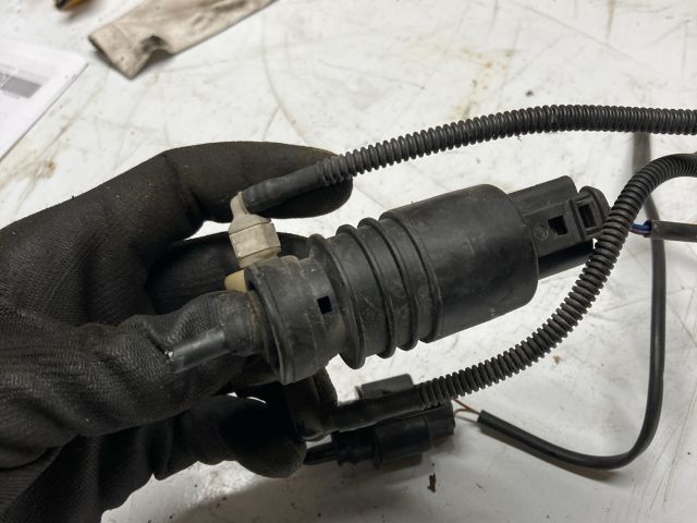 bontott AUDI A4 B7 Első Ablakmosó Szivattyú