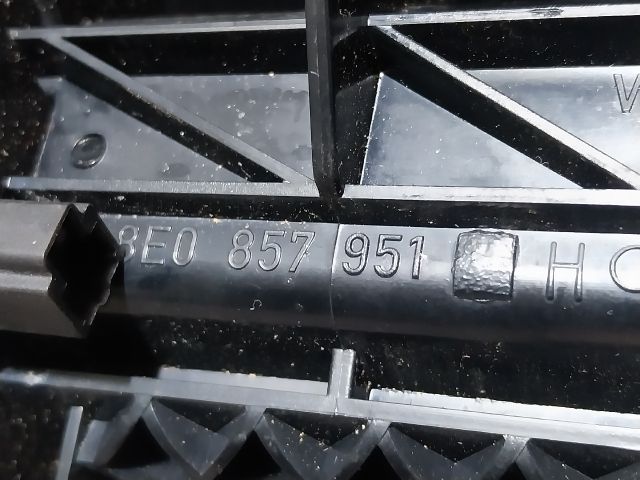 bontott AUDI A4 B7 Első Hamutartó