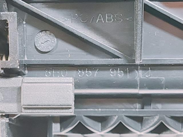 bontott AUDI A4 B7 Első Hamutartó