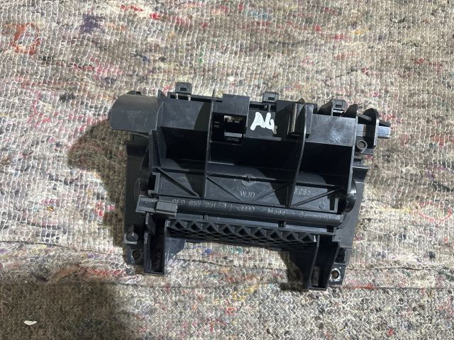 bontott AUDI A4 B7 Első Hamutartó