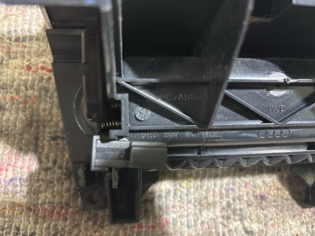 bontott AUDI A4 B7 Első Hamutartó