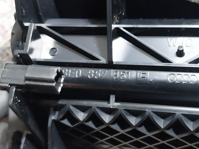 bontott AUDI A4 B7 Első Hamutartó