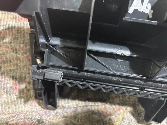 bontott AUDI A4 B7 Első Hamutartó