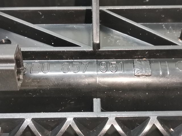 bontott AUDI A4 B7 Első Hamutartó