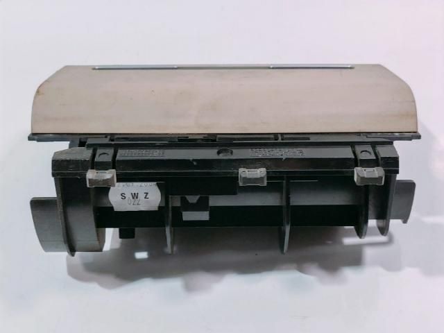 bontott AUDI A4 B7 Első Hamutartó