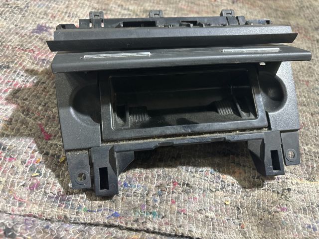 bontott AUDI A4 B7 Első Hamutartó