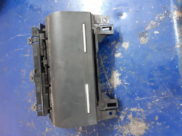bontott AUDI A4 B7 Első Tároló Rekesz