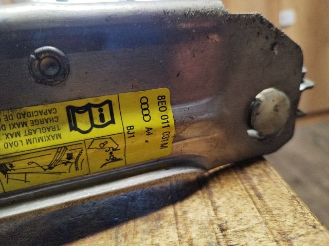 bontott AUDI A4 B7 Emelő