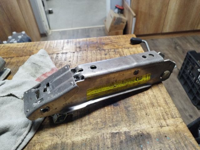 bontott AUDI A4 B7 Emelő