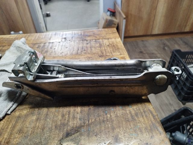 bontott AUDI A4 B7 Emelő