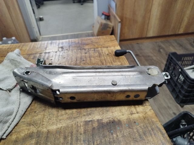 bontott AUDI A4 B7 Emelő