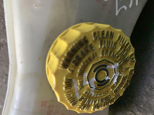 bontott AUDI A4 B7 Fékfolyadék Tartály