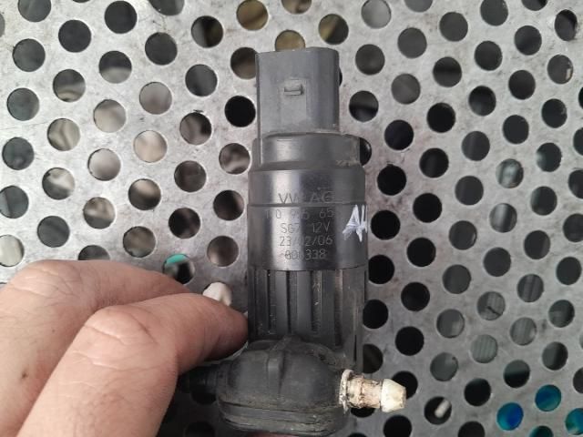 bontott AUDI A4 B7 Fényszórómosó Szivattyú