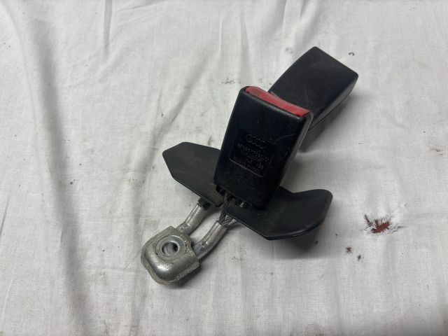 bontott AUDI A4 B7 Hátsó középső Biztonsági Öv Csat