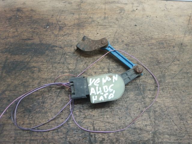 bontott AUDI A4 B7 Hátsó Xenon Szintszabályzó Jeladó