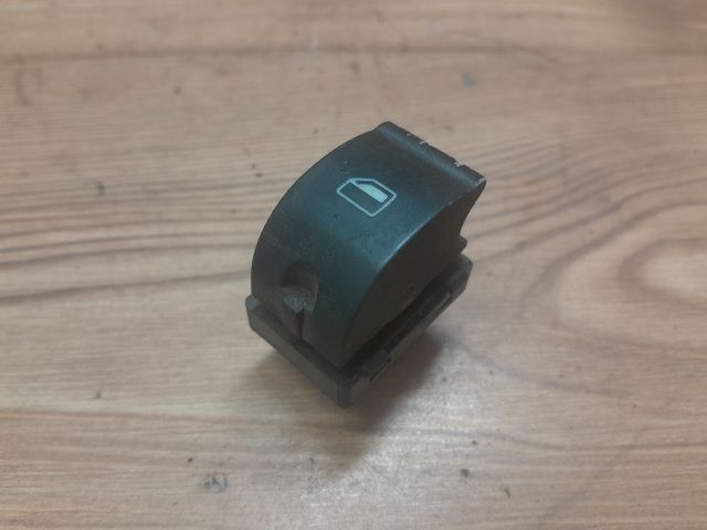 bontott AUDI A4 B7 Jobb első Ablakemelő Kapcsoló