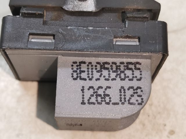 bontott AUDI A4 B7 Jobb első Ablakemelő Kapcsoló