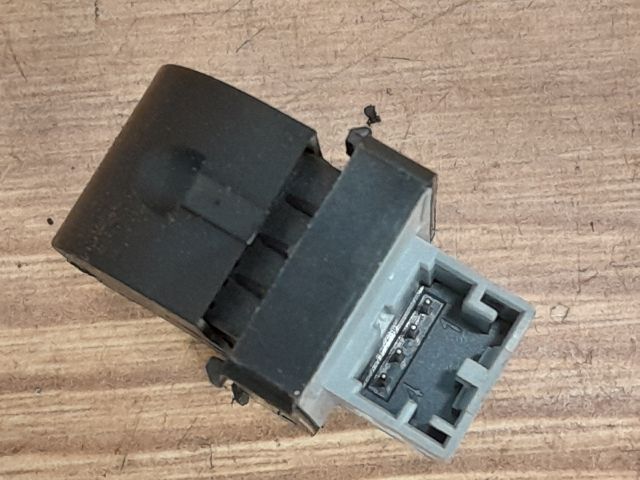 bontott AUDI A4 B7 Jobb első Ablakemelő Kapcsoló