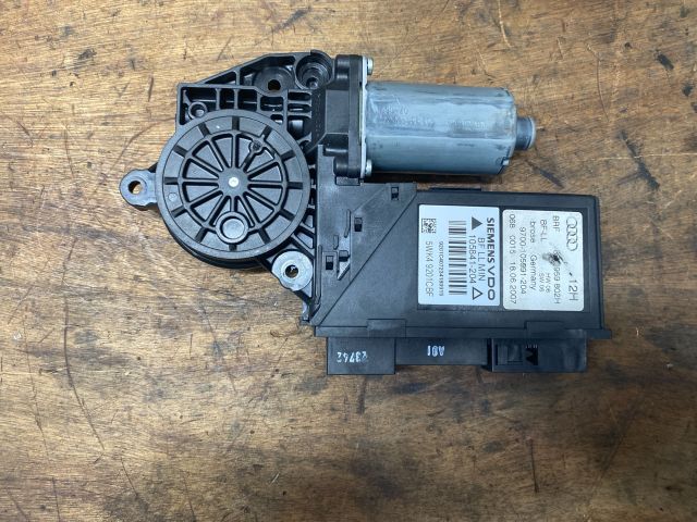 bontott AUDI A4 B7 Jobb első Ablakemelő Motor