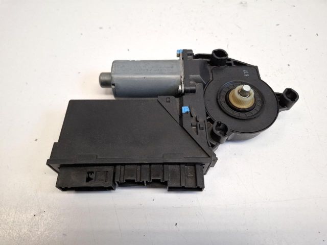 bontott AUDI A4 B7 Jobb első Ablakemelő Motor