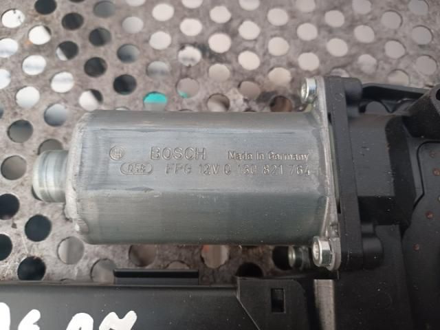 bontott AUDI A4 B7 Jobb első Ablakemelő Motor