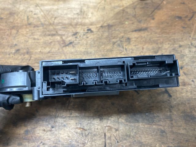 bontott AUDI A4 B7 Jobb első Ablakemelő Motor