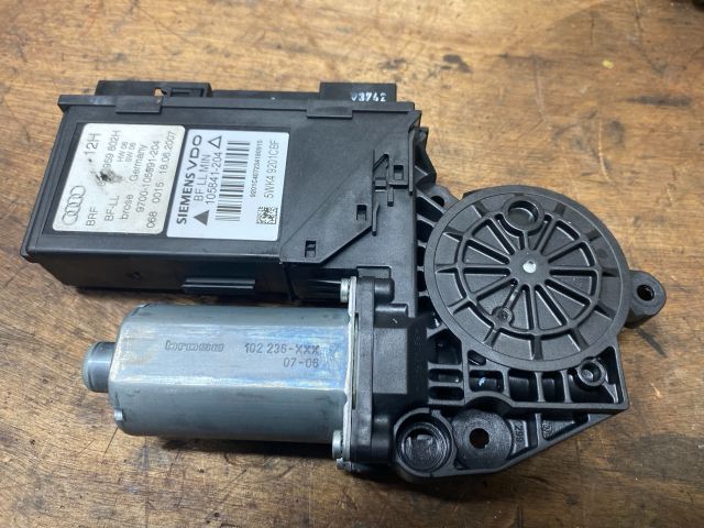 bontott AUDI A4 B7 Jobb első Ablakemelő Motor