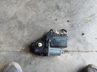 bontott AUDI A4 B7 Jobb első Ablakemelő Motor