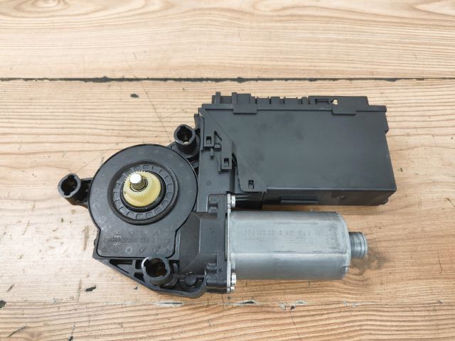 bontott AUDI A4 B7 Jobb első Ablakemelő Motor