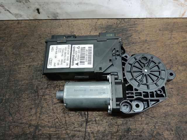 bontott AUDI A4 B7 Jobb első Ablakemelő Motor