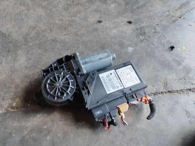 bontott AUDI A4 B7 Jobb első Ablakemelő Motor