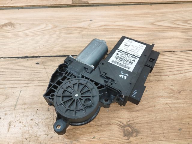 bontott AUDI A4 B7 Jobb első Ablakemelő Motor