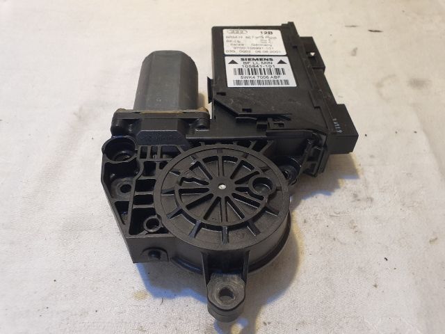 bontott AUDI A4 B7 Jobb első Ablakemelő Motor