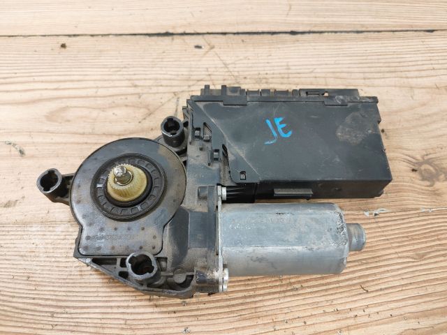bontott AUDI A4 B7 Jobb első Ablakemelő Motor