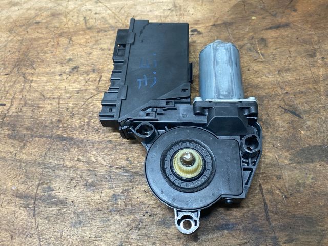 bontott AUDI A4 B7 Jobb első Ablakemelő Motor